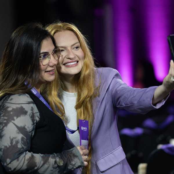 Participantes tirando uma selfie durante momento de descontração no Gineca Weekend.