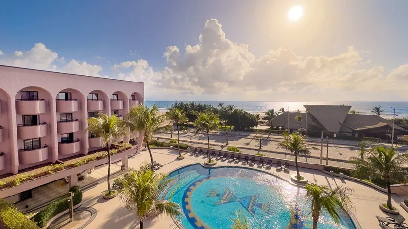 Vila Galé Fortaleza — fachada e piscina com vista para o mar